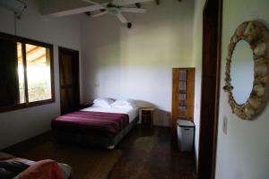 Rúm í herbergi á Canoa Suites