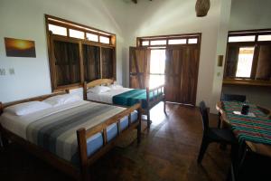 Rúm í herbergi á Canoa Suites