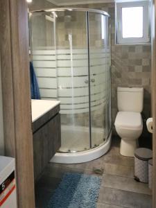 A bathroom at Maria's modern studio 5min from beach