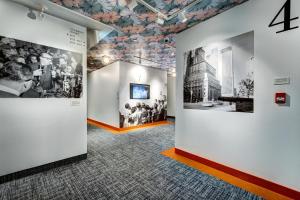 Uma TV ou centro de entretenimento em Hôtel Uville Montréal