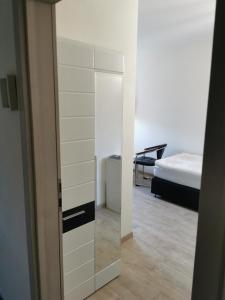 1 dormitorio con espejo junto a la cama en Pension Stamperl Bar, en Vohburg an der Donau
