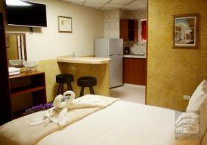 een kamer met een bed met een zwaan erop bij Hotel Casa Miller in Panama-Stad