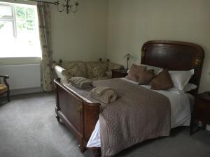 a bedroom with two beds and a couch at Lemondrop Cottage in Southburgh