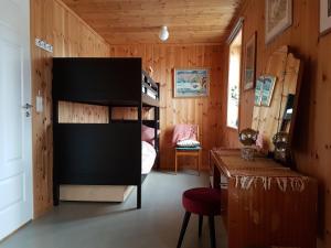 a bedroom with a bunk bed in a wooden room at Drengestua på Flagstad Østre in Hamar