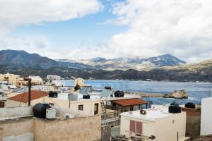 uitzicht op het water en de gebouwen bij Alpha & Omega in Karpathos