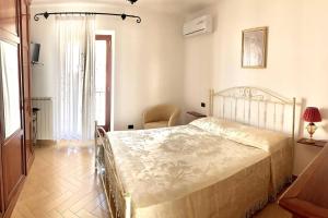 1 dormitorio con 1 cama y 1 silla en Graziosa Camera privata vista mare in centro, en Peschici