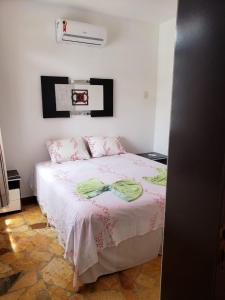 Un pat sau paturi într-o cameră la Paraiso de Maracajau 1