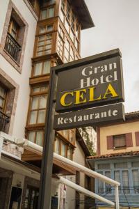 
a street sign on the side of a building at Gran Hotel Rural Cela in Belmonte de Miranda
