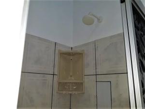 uma cabina de duche com uma luz no tecto em Aconchego - Família Mangas Monteiro em Macapá mais 33 fotografias
