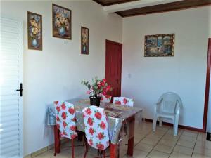 una sala da pranzo con tavolo e sedie di Aconchego - Família Mangas Monteiro a Macapá