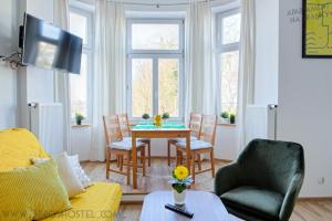 een woonkamer met een tafel en stoelen bij Apartament na Granicy / Apartment on the border in Cieszyn