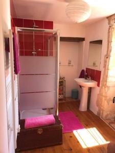 ein Bad mit einer Dusche und einem Waschbecken in der Unterkunft Le Milieu Chai, Chateau de Charras in Charras