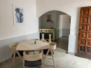 una sala da pranzo con tavolo e sedie di Las Rosas - bulnes 121 a La Rioja