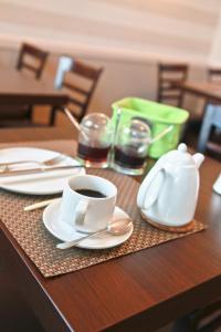 een tafel met een kopje koffie op een tafel bij Hotel Theile garni in Gummersbach