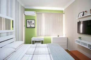Säng eller sängar i ett rum på LGBT Friendly - Quarto em Ipanema Posto 9 - Casa de Vitor e Carlos