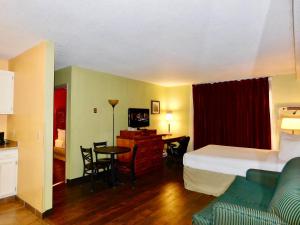 En eller flere senge i et værelse på Americas Best Value Inn & Suites Anchorage Airport