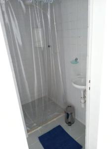 a bathroom with a shower and a sink at Casa Rosarinho 1- RECIFE - Quartos com Banheiros Exclusivos in Recife +26 photos