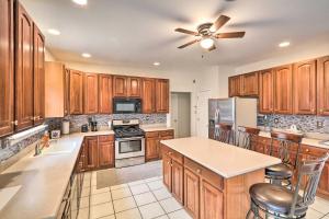 Kuchyň nebo kuchyňský kout v ubytování Blue Mtn Lake Family House, Steps to Beach! + 28 fotografií