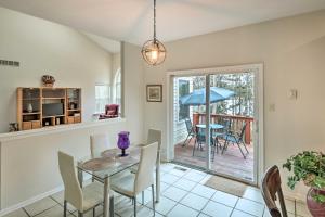 Kuchyň nebo kuchyňský kout v ubytování Blue Mtn Lake Family House, Steps to Beach!