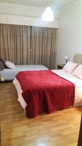 ポルトにあるCoveloのベッドルーム1室(ベッド2台、赤毛布付)