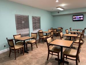 Super 8 by Wyndham Hull Street Midlothian Richmond Area的电视和/或娱乐中心