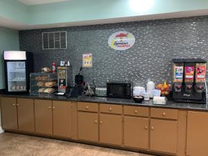 Super 8 by Wyndham Hull Street Midlothian Richmond Area的咖啡和沏茶工具