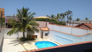 a view of a pool from the roof of a house at Casa Itanhaém Pé na Areia in Itanhaém