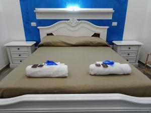1 dormitorio con 1 cama con toallas en Bed & Breakfast a Capua Adiacente al Duomo - IL VICOLO, en Capua