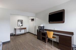 Habitación de hotel con escritorio y TV de pantalla plana. en Motel 6-Show Low, AZ, en Show Low