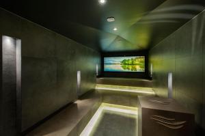 Telewizja i/lub zestaw kina domowego w obiekcie ALMGUT - Mountain Wellness Hotel