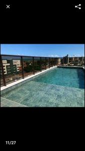 una gran piscina en la parte superior de un edificio en Uno flats. N. 107. Luxo, en João Pessoa