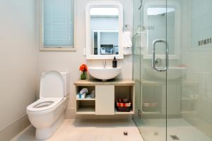 Bilik mandi di Coastal Cottage Retreat - Te Awanga Cottages +33 gambar