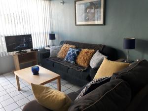 - un salon avec un canapé et une table dans l'établissement Blue House, à Ensenada