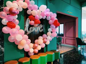 Une bande de ballons roses suspendus à un mur dans l'établissement Amanda Hotel, à Dong Hoi