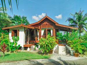 une maison au milieu d'un jardin dans l'établissement Alamanda Villas Langkawi, à Kuah