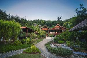 um resort com um caminho que leva a um quintal com casas em Alamanda Villas Langkawi em Kuah
