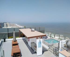 A view of the pool at EuVe Ocean View Flat in Lima or nearby