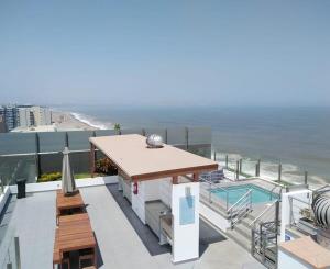 利马EuVe Ocean View Flat in Lima的从建筑物屋顶看到的海景