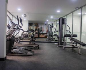 um ginásio com muito equipamento cardiovascular numa sala em EuVe Ocean View Flat in Lima em Lima