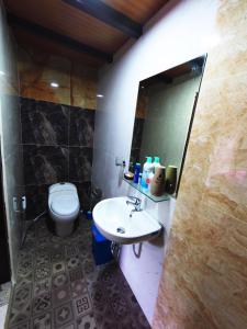 Ett badrum på Capung Guesthouse
