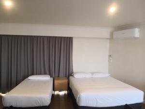 Postel nebo postele na pokoji v ubytování Dandenong Motel