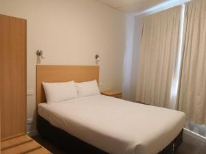 Postel nebo postele na pokoji v ubytování Dandenong Motel