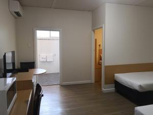 Postel nebo postele na pokoji v ubytování Dandenong Motel