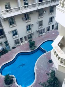 een uitzicht over een zwembad voor een gebouw bij Your comfort home in Hurghada with pool, WIFI, AC, walk to beach in Hurghada