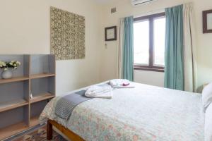 1 dormitorio con cama y ventana en B6 Crawley Apartment 1 BRM & Sleepout near UWA en Perth