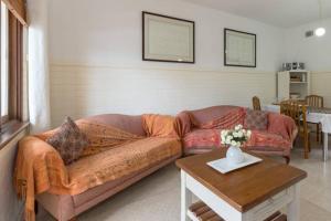 sala de estar con sofá y mesa en B6 Crawley Apartment 1 BRM & Sleepout near UWA en Perth