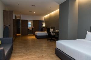 Postel nebo postele na pokoji v ubytování Imperial Regency Suites & Kuala Lumpur + 37 fotografií