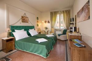 una camera con letto verde e un soggiorno di B&B DolceVirginia a Roma