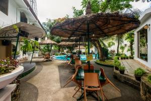 Garden sa labas ng Cebu Hilltop Hotel