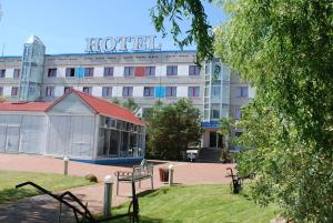 a hotel with a sign on top of a building at Hotel Horizont GmbH in Neubrandenburg